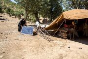 توزیع پنل خورشیدی بین عشایر خوزستان در راستای ترویج فرهنگ مصرف انرژی پاک
