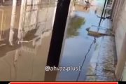 قایقرانی یک شهروند اهوازی در خیابان های کوی زیتون کارگری